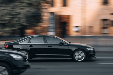 Ukrayna, Kyiv - 16 Temmuz 2021: Siyah Audi A6 aracı yolda ilerliyor. Yazı