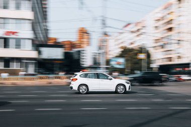 Ukrayna, Kyiv - 16 Temmuz 2021: Beyaz BMW X1 arabası sokakta hareket ediyor. Yazı