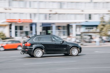 Ukrayna, Kyiv - 16 Temmuz 2021: Siyah BMW X5 aracı sokakta hareket ediyor. Yazı