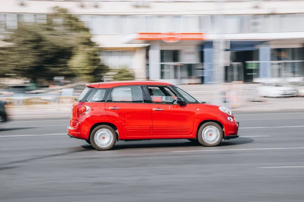 乌克兰基辅 2021年7月16日 红色Fiat 500L汽车在街上行驶 — 图库照片