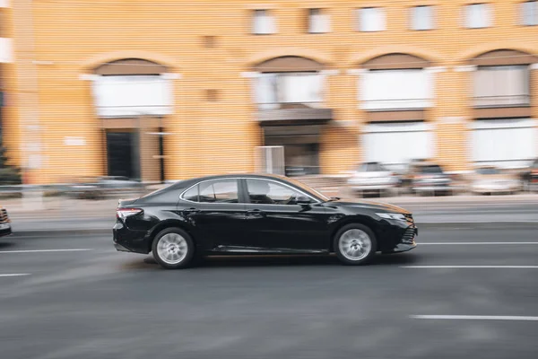 Ουκρανία Κίεβο Ιουλίου 2021 Μαύρο Toyota Camry Αυτοκίνητο Κινείται Στο — Φωτογραφία Αρχείου