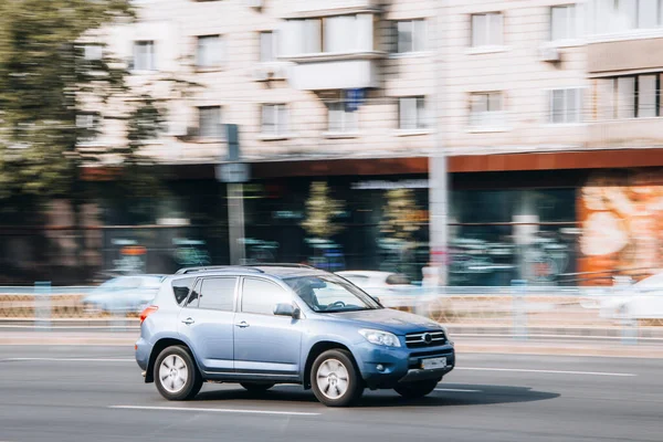 乌克兰基辅 2021年7月16日 浅蓝色丰田Rav 4型汽车在街上行驶 — 图库照片