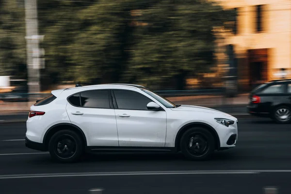 Ukrajina Kyjev Července 2021 Bílá Alfa Romeo Stelvio Vůz Pohybující — Stock fotografie