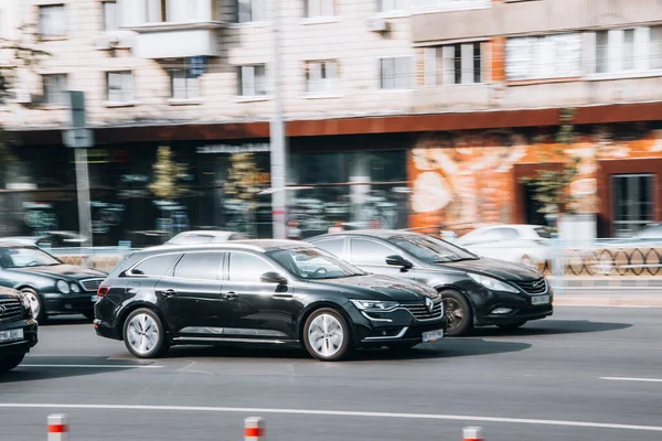 Ουκρανία Κίεβο Ιουλίου 2021 Μαύρο Renault Talisman Αυτοκίνητο Κινείται Στο — Φωτογραφία Αρχείου