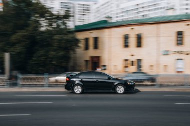 Ukrayna, Kyiv - 16 Temmuz 2021: Siyah Mitsubishi Lancer arabası yolda ilerliyor. 