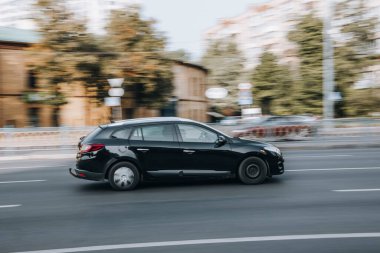 Ukrayna, Kyiv - 16 Temmuz 2021: Siyah Renault Megane arabası sokakta hareket ediyor. 