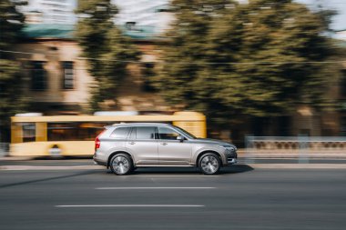 Ukrayna, Kyiv - 16 Temmuz 2021: Gümüş Volvo XC90 aracı sokakta hareket ediyor. 