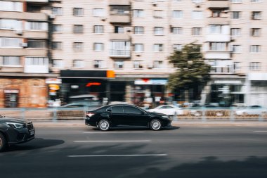 Ukrayna, Kyiv - 16 Temmuz 2021: Siyah Toyota Camry arabası sokakta hareket ediyor. 