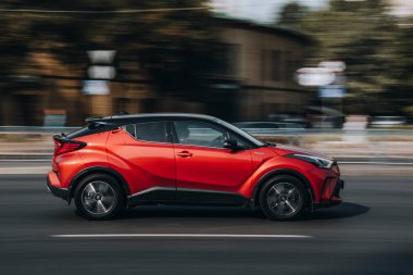 Ukrayna, Kyiv - 16 Temmuz 2021: Kırmızı Toyota C-HR arabası yolda ilerliyor. 