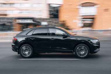 Ukrayna, Kyiv - 16 Temmuz 2021: Siyah Audi Q8 aracı yolda ilerliyor. 