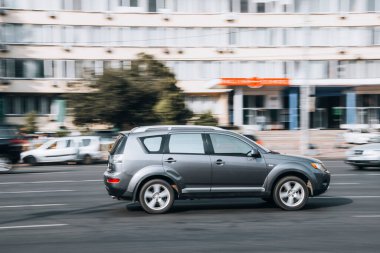 Ukrayna, Kyiv - 16 Temmuz 2021: Gri Mitsubishi Yabancı aracı caddede ilerliyor. 