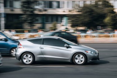 Ukrayna, Kyiv - 16 Temmuz 2021: Gümüş Honda CR-Z arabası yolda ilerliyor. 