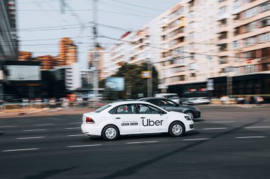 Ukrayna, Kyiv - 16 Temmuz 2021: Beyaz Taksi Uber aracı yolda ilerliyor. 
