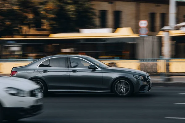 乌克兰基辅 2021年7月16日 Gray Mercedes Benz Class车在街上行驶 — 图库照片