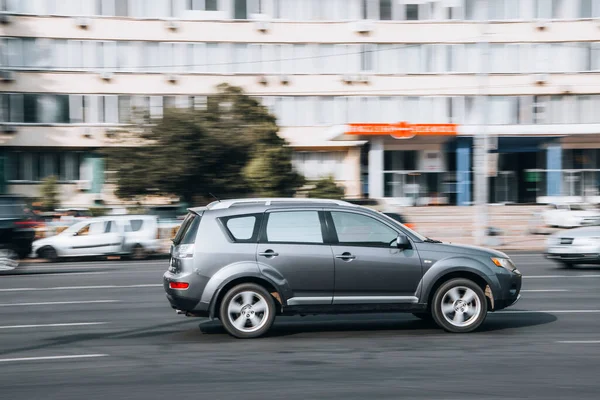 Ukrayna, Kyiv - 16 Temmuz 2021: Gri Mitsubishi Yabancı aracı caddede ilerliyor. 