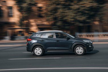 Ukrayna, Kyiv - 16 Temmuz 2021: Siyah Hyundai Tucson arabası yolda ilerliyor. 