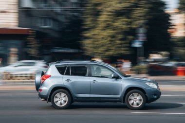 Ukrayna, Kyiv - 16 Temmuz 2021: Gri Toyota RAV 4 aracı yolda ilerliyor. 