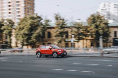 Ukrayna, Kyiv - 16 Temmuz 2021: Kırmızı FIAT 500X aracı yolda ilerliyor. 