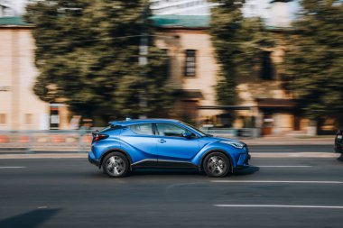 Ukrayna, Kyiv - 16 Temmuz 2021: Mavi Toyota C-HR arabası yolda ilerliyor. 