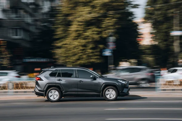 Ucrânia Kiev Julho 2021 Gray Toyota Rav Carro Movimento Rua — Fotografia de Stock