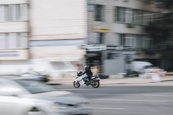Украина Киев Июля 2021 Белый Велосипед Движется Улице — стоковое фото