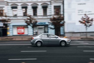 Ukrayna, Kyiv - 2 Haziran 2021: Gümüş Mitsubishi Lancer arabası yolda ilerliyor.