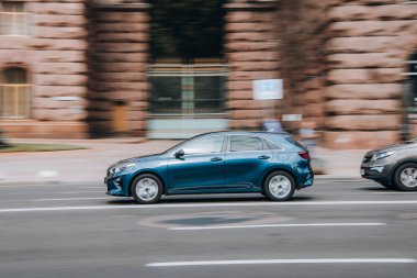 Ukrayna, Kyiv - 2 Haziran 2021: Mavi KIA Forte arabası yolda ilerliyor. 