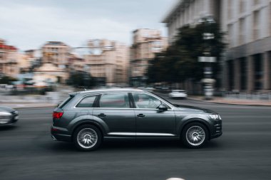 Ukrayna, Kyiv - 2 Haziran 2021: Gri Audi Q7 arabası yolda ilerliyor.