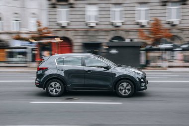 Ukrayna, Kyiv - 2 Haziran 2021: Gri KIA Spor arabası sokakta hareket ediyor. 