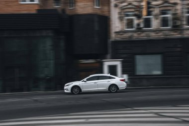 Ukrayna, Kyiv - 2 Haziran 2021: Beyaz Hyundai Solaris arabası yolda ilerliyor.
