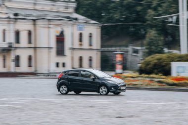 Ukrayna, Kyiv - 2 Haziran 2021: Siyah Ford Fiesta arabası sokakta hareket ediyor.