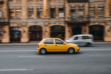 Ukrayna, Kyiv - 2 Haziran 2021: Sarı Skoda Fabia arabası yolda ilerliyor.