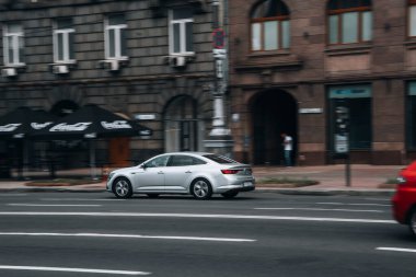 Ukrayna, Kyiv - 2 Haziran 2021: Gümüş Renault tılsımlı araba sokakta hareket ediyor. 