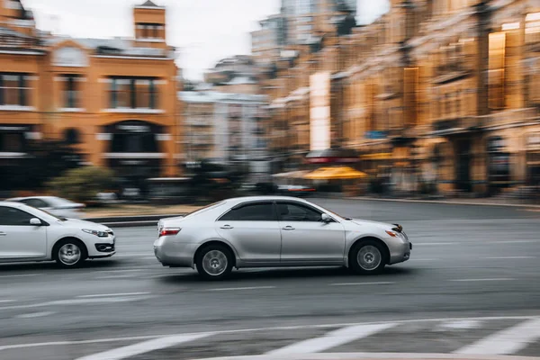 Ουκρανία Κίεβο Ιουνίου 2021 Silver Toyota Camry Αυτοκίνητο Κινείται Στο — Φωτογραφία Αρχείου