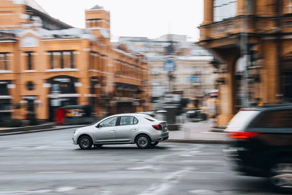 Ukrayna Kyiv Haziran 2021 Sokakta Yürüyen Gümüş Renkli Skoda Octavia — Stok fotoğraf