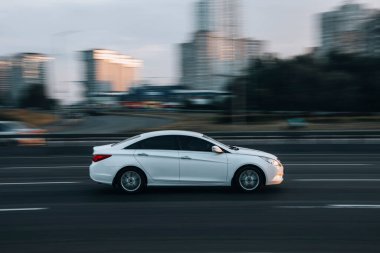 Ukrayna, Kyiv - 2 Haziran 2021: Beyaz Hyundai Sonata arabası yolda ilerliyor. 