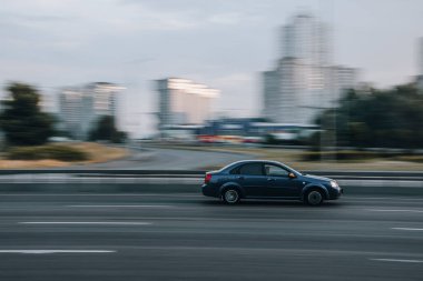 Ukrayna, Kyiv - 2 Haziran 2021: Gri Chevrolet Lacetti arabası yolda ilerliyor.