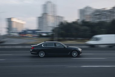 Ukrayna, Kyiv - 2 Haziran 2021: Siyah BMW 7 Serisi arabası yolda ilerliyor. 