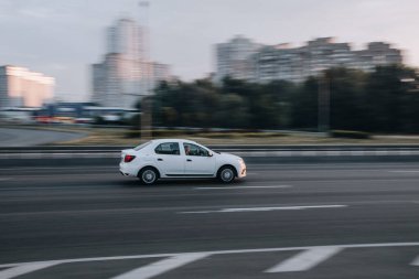 Ukrayna, Kyiv - 2 Haziran 2021: Beyaz Dacia Sandero arabası yolda ilerliyor.