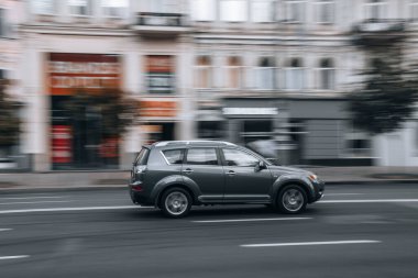Ukrayna, Kyiv - 2 Haziran 2021: Gri Mitsubishi Yabancı aracı caddede ilerliyor. 
