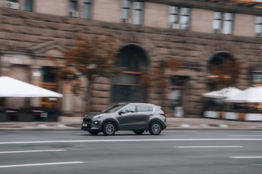 Ukrayna, Kyiv - 2 Haziran 2021: Gri KIA Spor arabası sokakta hareket ediyor.