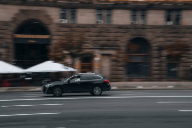 Ukrayna, Kyiv - 2 Haziran 2021: Siyah Subaru Outback arabası yolda ilerliyor. 