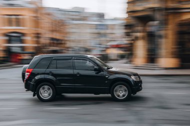 Ukrayna, Kyiv - 2 Haziran 2021: Siyah Suzuki Grand Vitara arabası yolda ilerliyor. 