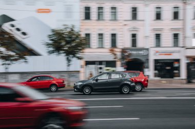 Ukrayna, Kyiv - 2 Haziran 2021: Siyah Suzuki SX4 aracı yolda ilerliyor.