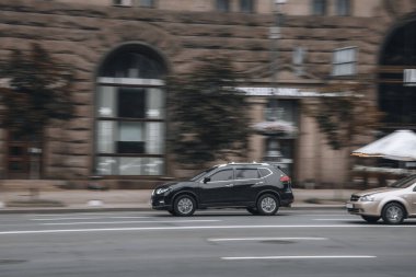 Ukrayna, Kyiv - 2 Haziran 2021: Siyah Nissan X-Trail aracı yolda ilerliyor.