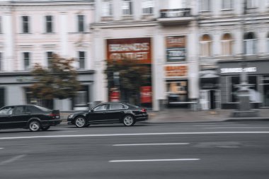 Ukrayna, Kyiv - 2 Haziran 2021: Siyah Lexus LS aracı sokakta hareket ediyor. 