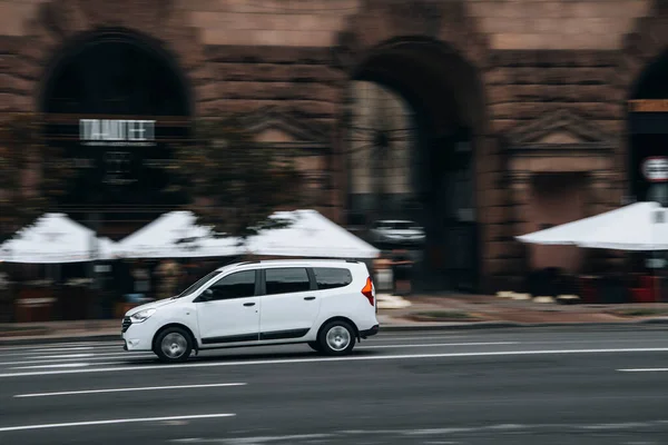 Ukrajina Kyjev Června 2021 Bílá Dacia Lodgy Vůz Pohybující Ulici — Stock fotografie