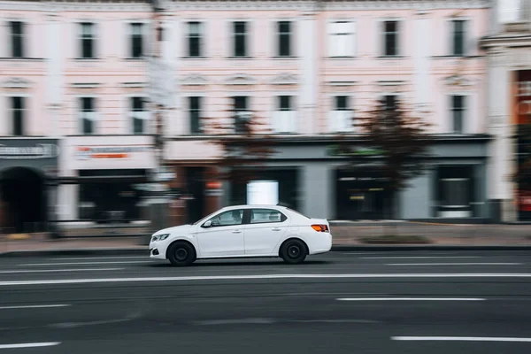 Oekraïne Kiev Juni 2021 Witte Fiat 500 Rijdt Straat — Stockfoto
