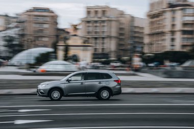 Ukrayna, Kyiv - 2 Haziran 2021: Gri Mitsubishi Outlander arabası sokakta hareket ediyor. Yazı