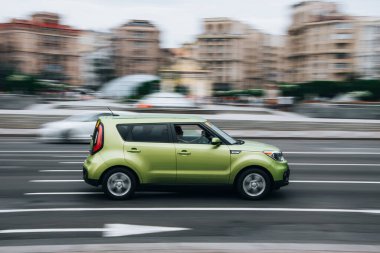 Ukrayna, Kyiv - 2 Haziran 2021: Yeşil KIA Soul arabası sokakta hareket ediyor. Yazı